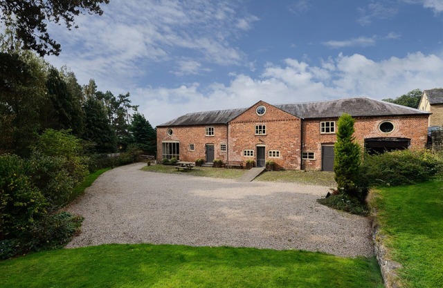 THE COACH HOUSE, pet friendly, with hot tub in Llanyblodwel