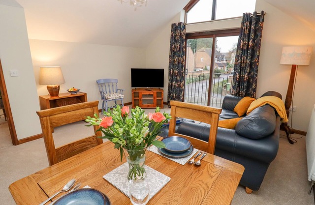 THE COACH HOUSE, romantic, character holiday cottage in Cheltenham