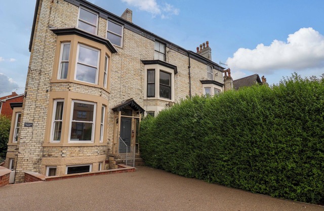 THE CORNER HOUSE, pet friendly, with hot tub in Scarborough
