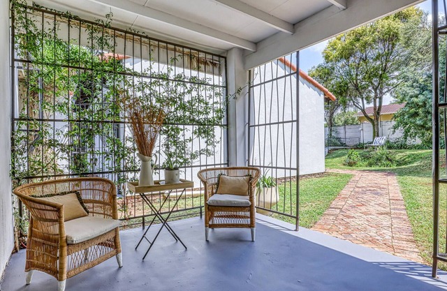 The Cottage-1 Bed-pool-bbq-fibre-solar-samrand