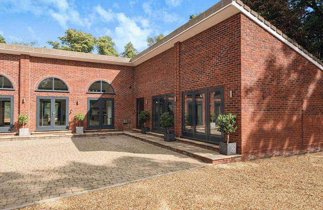 THE COTTAGE, pet friendly, with a garden in Wimborne Minster