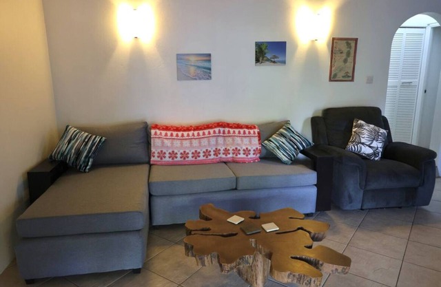 The Cozy Corner APT. Ideal location. Keypad check in. Free parking. Washer&Dryer