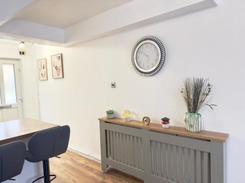 The Cozy Hideaway - 2 Bedroom apartment with garden in Orpington with free Parking