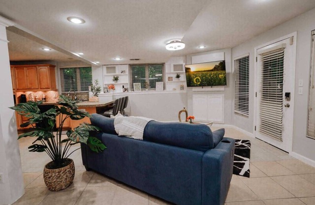 The Cozy Nest- Central Overland Park, Near Highway