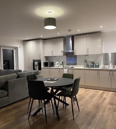 The Crimsons, Edinburgh way Harlow