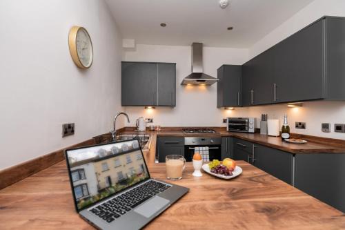 The Croston promenade balcony apartment- Morecambe central promenade, beach front and sea views