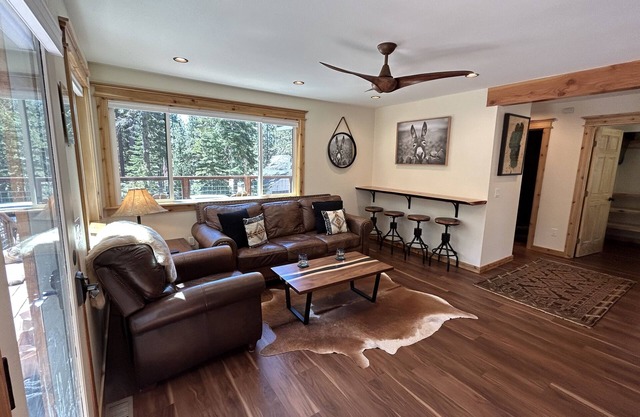 "The Deck" at Speedboat Beach - Walk to the lake