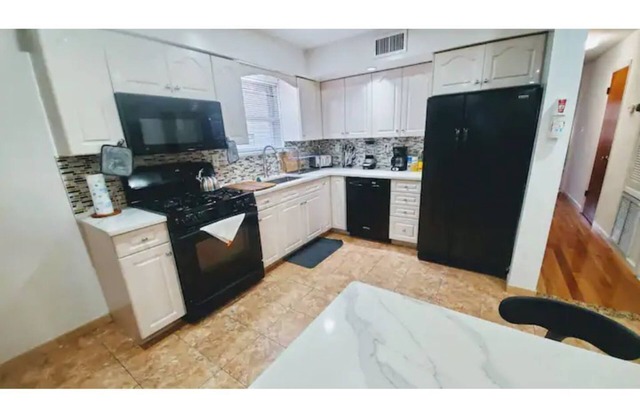 The Devonshire /LVL2: LUX Xcape; subway@600 steps!