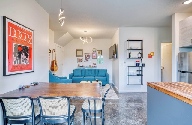 The Division Street Funk Flat - 94 WalkScore