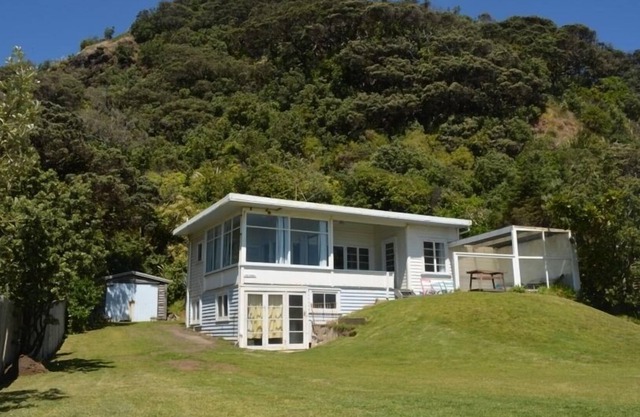 THE DUNES on prime SOUTH PIHA beach