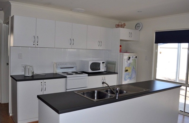 The Dwicke - Short walk to the beach. Off peak special!