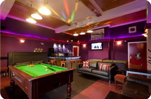 The Emporium - Huntingdon Street - Your own 7 Bedrooms City Centre Self Catering Accommodation, Snooker Room and 3 Bathrooms - Full Kitchen to Cook as you would at home and Parking for Cars or High Top Vans at five pounds a day
