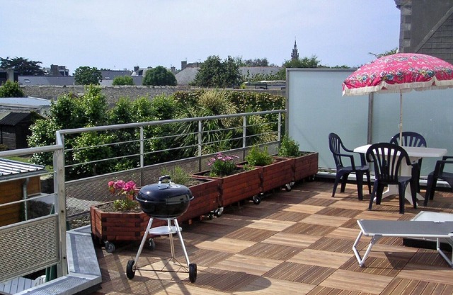 The ESCALE very comfortable house downtown and its large terrace, 200 m sea