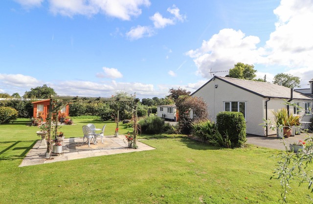 THE FLAT AT BRWYN, with a garden in Brynford