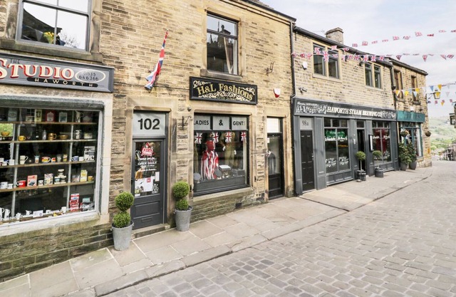 THE FLAT, romantic, character holiday cottage in Haworth