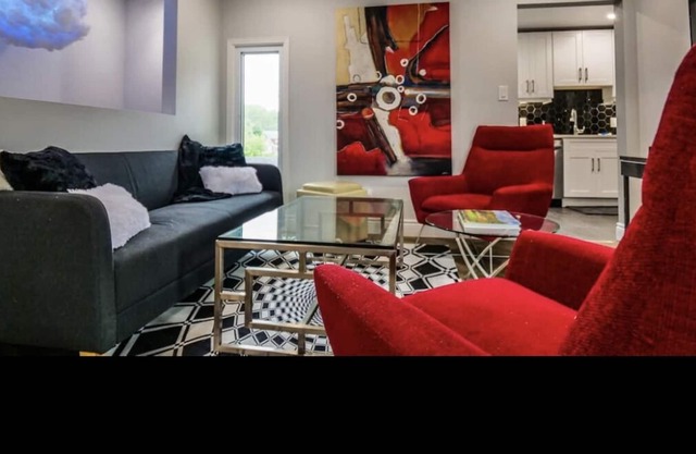 “The Flat” Stylish Two-Bedroom, Niagara Region