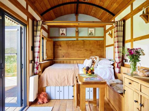 The Flying Scotsman Shepherd's Hut with Hot Tub