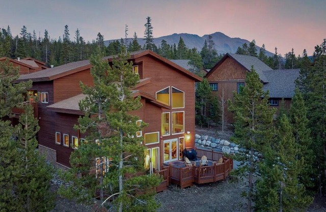 The Fox Den: Private Hot Tub & WOW Views of Ten Mile Range! Shuttle Access!