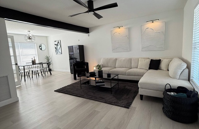 ‘The Gallery’ Spacious & Modern 4 Bedroom Getaway with Pool