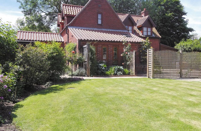 THE GARDEN APARTMENT - 28342