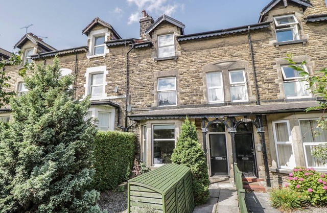 THE GARDEN FLAT, family friendly, with a garden in Harrogate