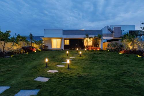 The Garden Retreat by StayJade- Pool- 2BHK- Lawn