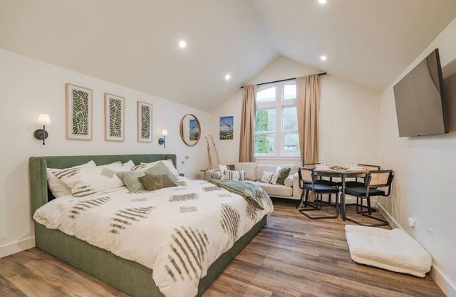 The Gateway Barn - Cozy King Suite & Walk to Main Street