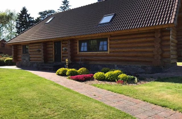 The gorgeous log house, that brings out the smile!
