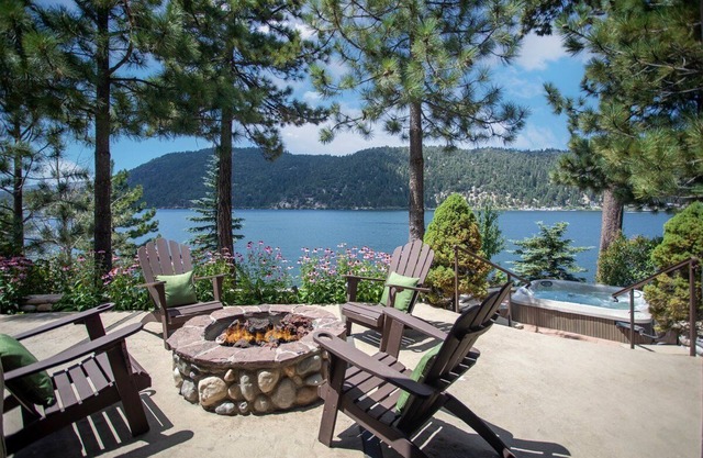"The Grand" Big Bear Lakefront Log Home. Private Dock. Fire Pit. Hot tub.