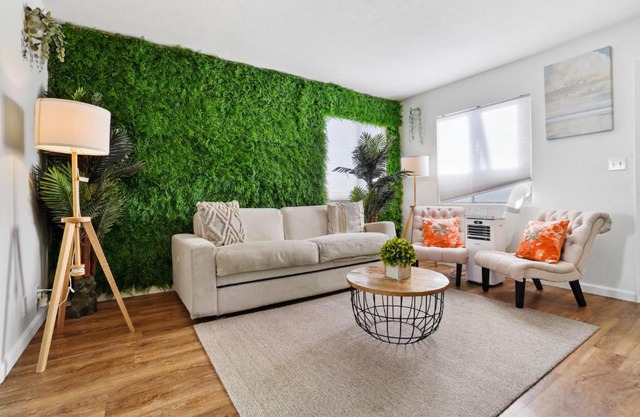 The Green Haven, 1 Minute Walk to the Beach and Restaurants, King Beds, Beach Amenities