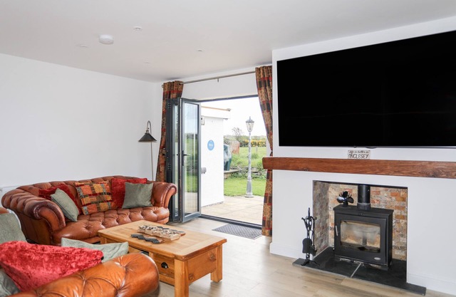 THE HAWTHORNS, pet friendly, with open fire in Llanfechell