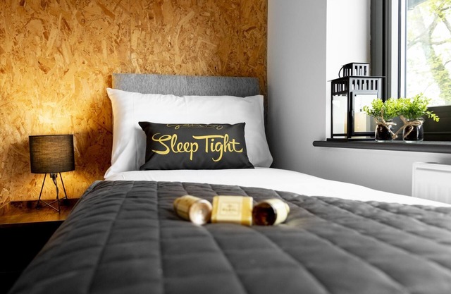 The Headingley House Leeds - Hot Tub - Sleeps Up To 12 - EV Charging