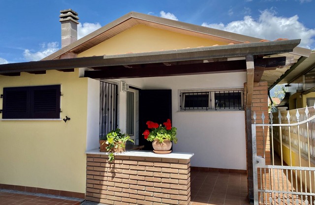 The hidden cottage: delightful vacation home just minutes from the sea