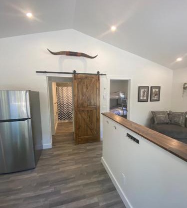 The Hideaway Cottage with Private trails