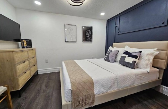 The Hideaway DT Orlando Tiny Home w Free Parking
