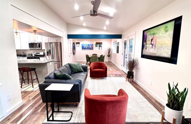 The Hillcrest Hideaway - Modern Elegance - Hot Tub