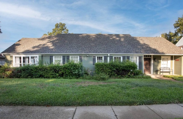 The Hilltop Haven in Beautiful Azalea District