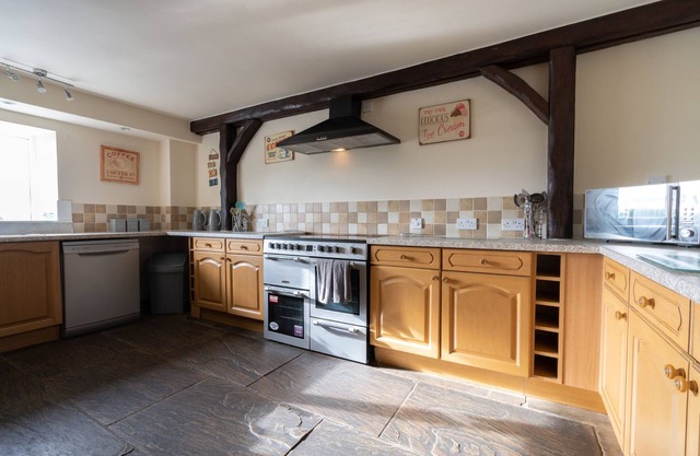The Holmes Barn - Sleeps 16 - Pet friendly