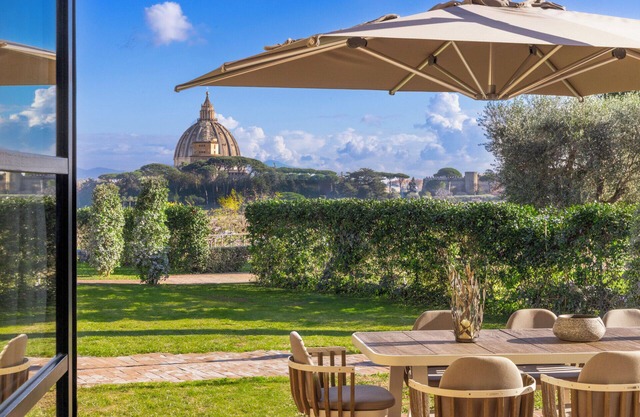 The House of the Moon, urban retreat with a view of St. Peter's