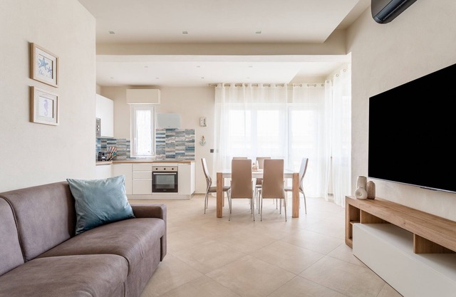 The house of the sun with sea view and 50 meters from the beach of Lido Di Camaiore