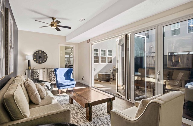 The Hudson: Dog Friendly, Private Hot Tub, Community Pool + Hot Tub