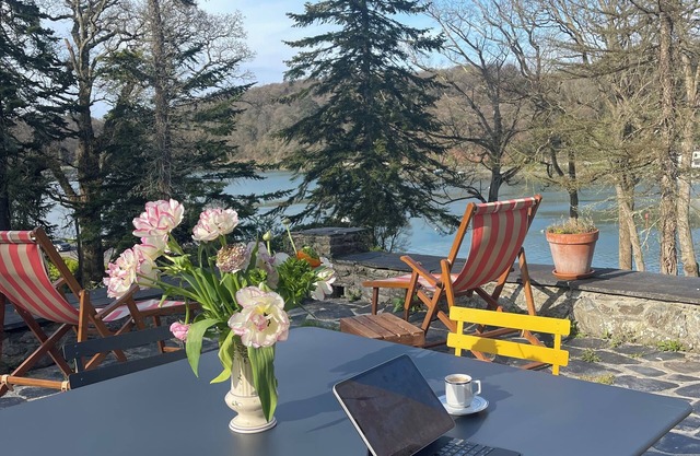 The ideal vacation home with sea and river views. 10mn from beaches 5mn from Morlaix.