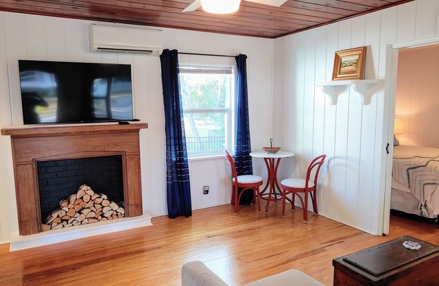 The Idle Hour Cottage - Walk to Downtown!