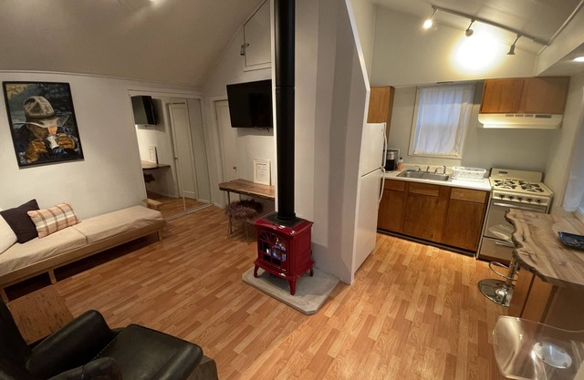 The Indigo Cottage 5 Min walk to Downtown Ashland