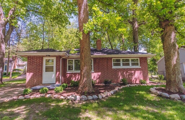 The Joyce - Updated Wooded Estates 3 bedroom house, easy walk to stadium and Backer!