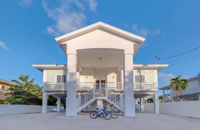 The Key Largo Oasis - nBeautiful Waterfront Home with 60' Dock & Pool