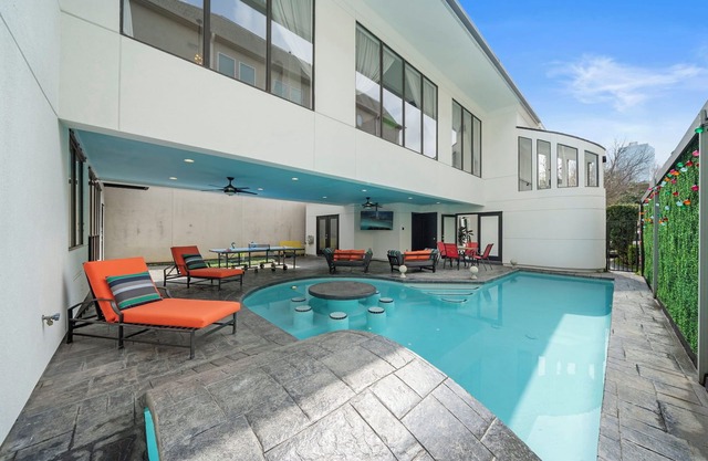 The Kirby Retreat–Luxe Stay w/Heated Pool, King Size Beds, Garage & Games