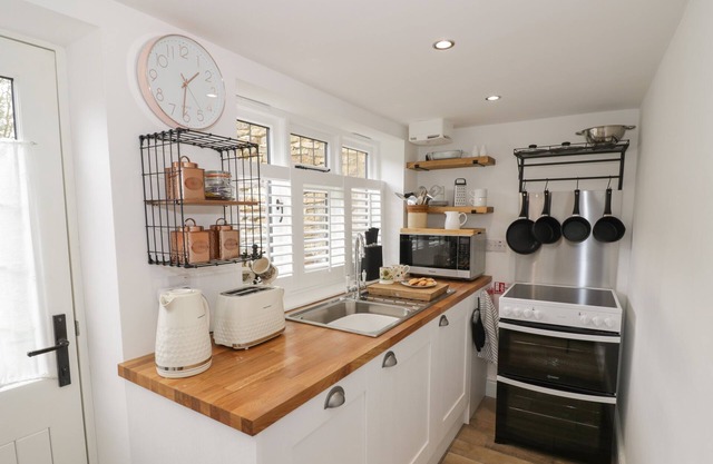 THE LITTLE COTTAGE, romantic, character holiday cottage in Swalcliffe