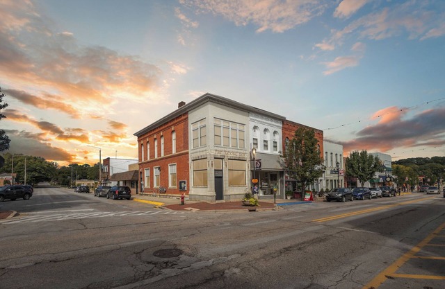 The Loft Buchanan - Chic Industrial Loft in Historic Downtown