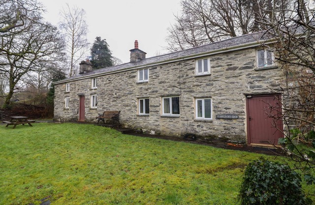 THE LONG HOUSE, pet friendly, character holiday cottage in Penmachno